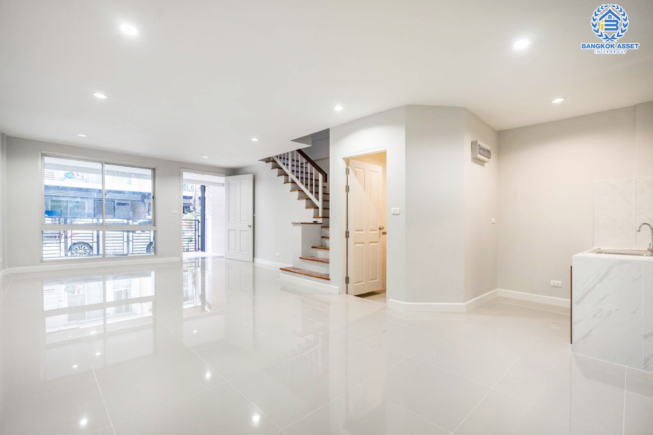 บ้านมือสองตกแต่งใหม่ แบรนด์หรู Sansiri โครงการ พลัสซิตี้พาร์ค งามวงศ์วาน25 ทาวน์โฮม 3 ชั้น ใจกลางเมือง เนื้อที่ 21.3 ตร.ว. ฟังก์ชันพร้อม 3 ห้องนอน 3 ห้องน้ำ จอดรถได้ 2 คัน บนทำเลศักยภาพ เข้า-ออกได้ 3 เส้นทาง ใกล้แหล่ง Community ชั้นนำ เดอะมอลล์งามวงศ์วาน ทางด่วน "งามวงศ์วาน" และรถไฟฟ้า "สถานีศูนย์ราชการนนทบุรี"